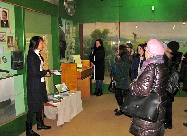 Слухають екскурсію